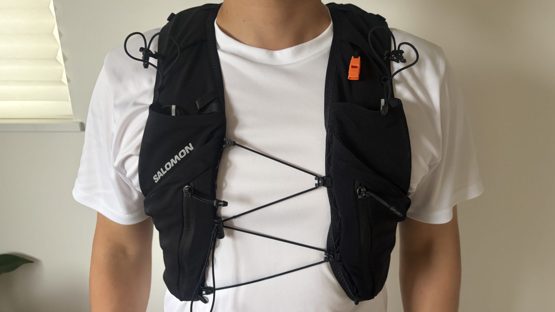 身長158cm・胸囲93cmの筆者がサロモンADV SKIN 12のMサイズを着用した正面