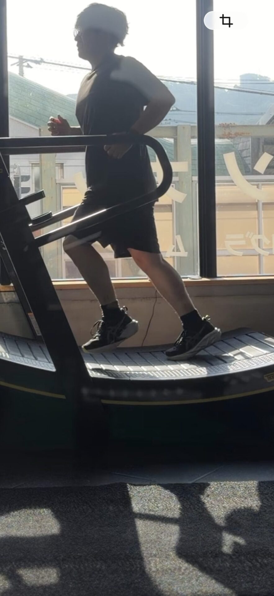 ノヴァブラスト5を履いてトレッドミルでランニングする様子